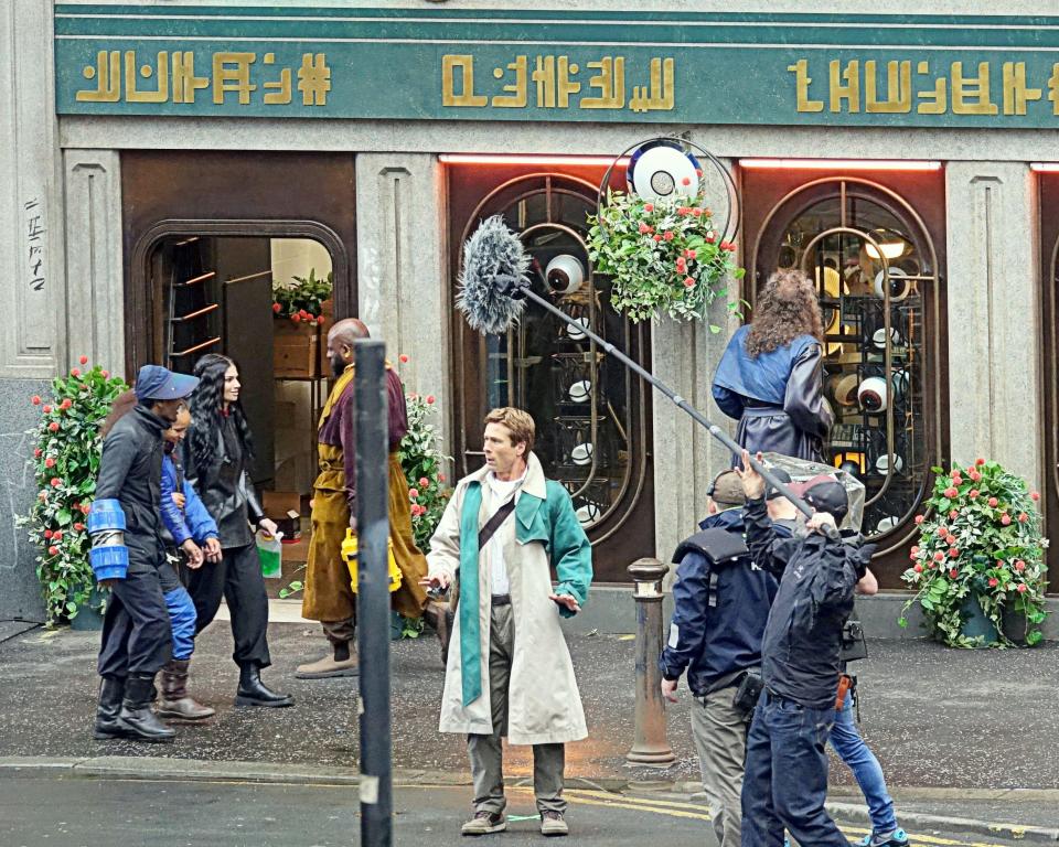 Glen Powell filming a movie scene in Glasgow, Scotland.
