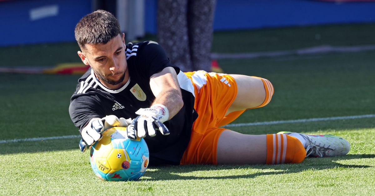 ‘He’s a great goalkeeper’ - Luis de la Fuente talks Joan Garcia’s Spain hopes after Barcelona move