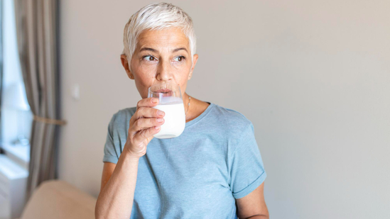 Fitness coach recommends a nutrient-rich smoothie for women over 50 to boost energy and reduce joint pain.(Freepik)