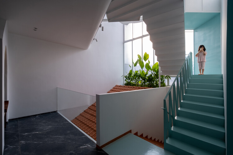 NHÀ QUANH SÂN House / AD+studio - Interior Photography, Stairs, Glass, Handrail