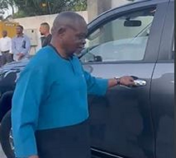 Ibrahim Mahama surprises Azumah Nelson with a brand-new car