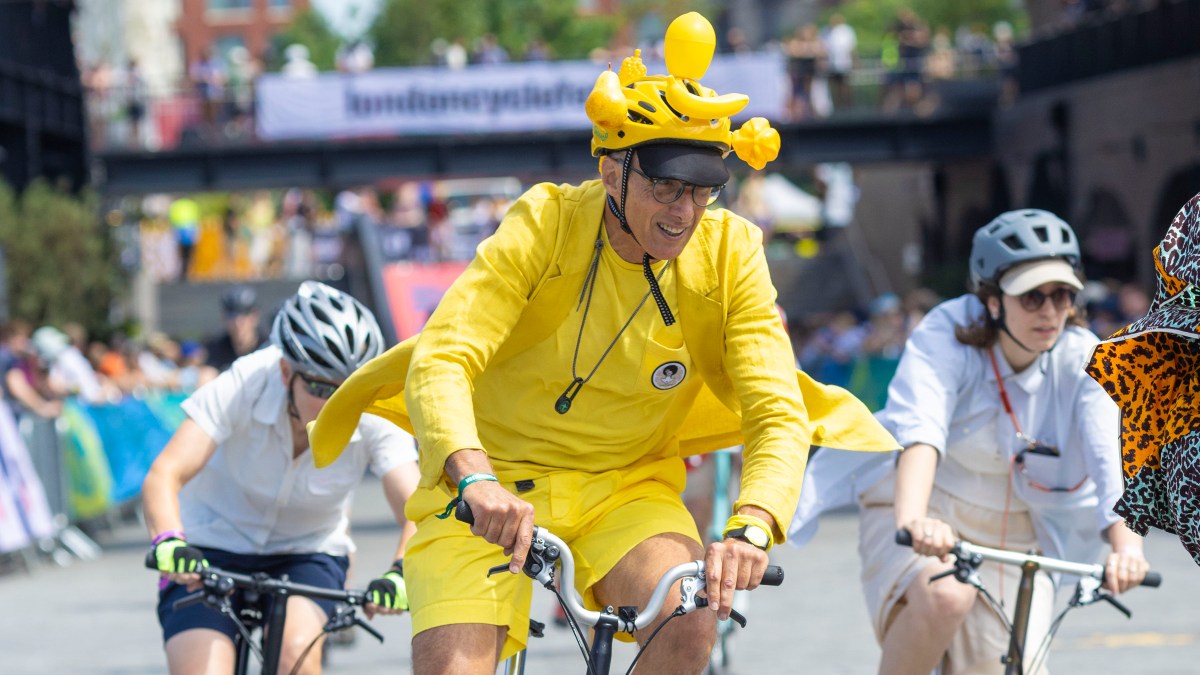 Wheelies and waistcoats at the Brompton world championship