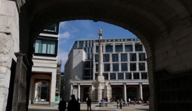 London stocks pull back as investors turn cautious ahead of US-China talks