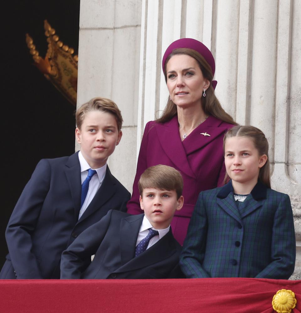  Princess Kate, Prince George, Prince Louis and Prince William on the balcony at Buckingham Palace. 