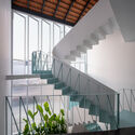 NHÀ QUANH SÂN House / AD+studio - Image 2 of 22