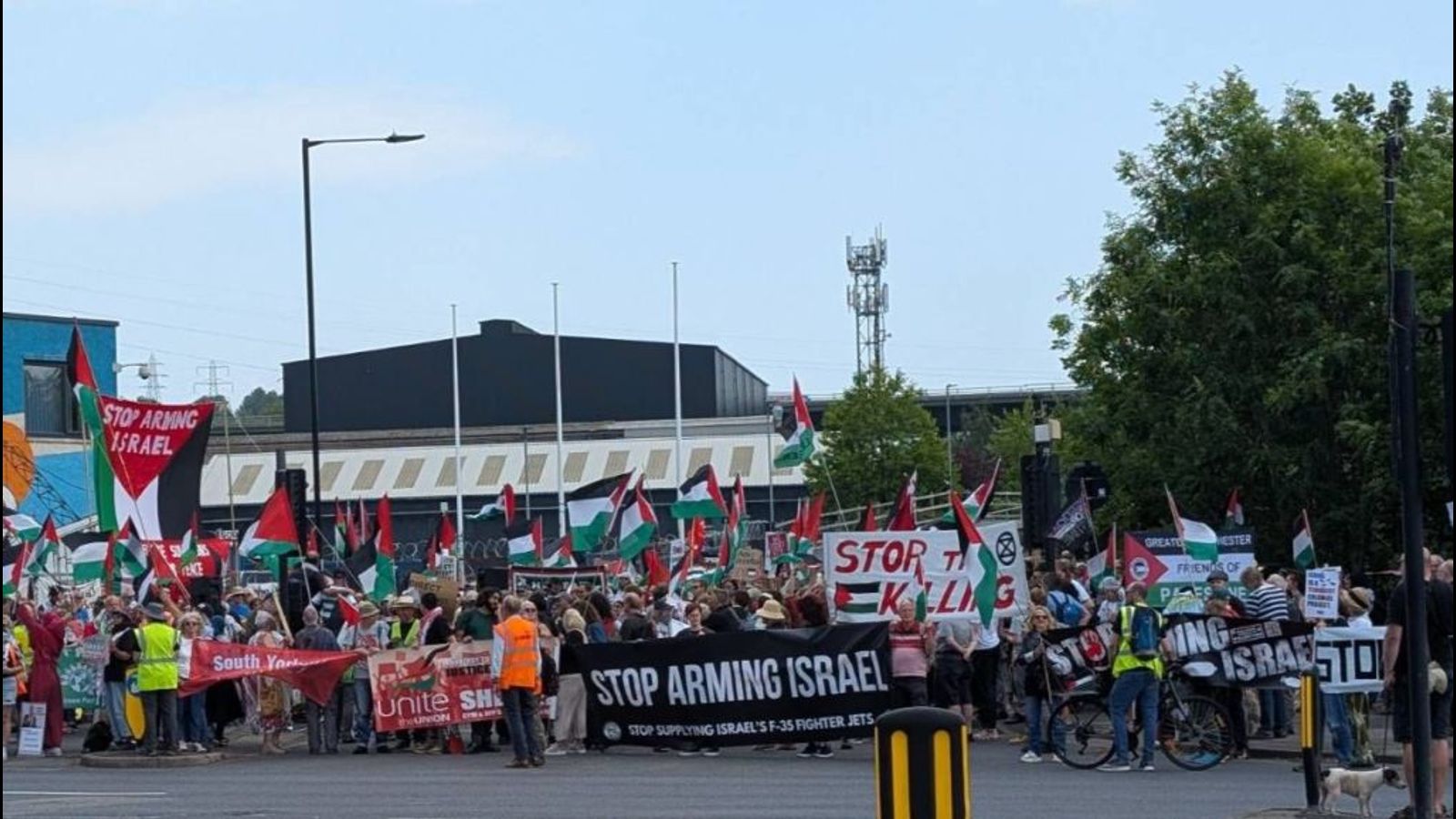 Hundreds protest at Forged Solutions in Sheffield against supply of F-35 components to slaughter Palestinians