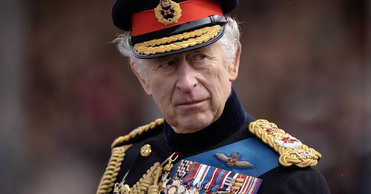 What gifts did Elizabeth II and Charles III receive between 2021 and 2023? Tobacco, a Rolls Royce, and a walking stick.