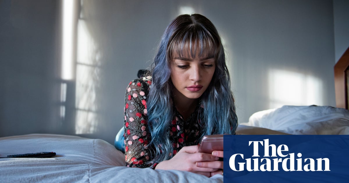 Excessive social media found to harm teenagers’ mental health – but experts say moderation may be key | Social media