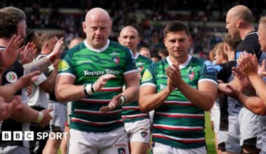 Leicester Tigers' Dan Cole (left) and Ben Youngs are given a guard of honour