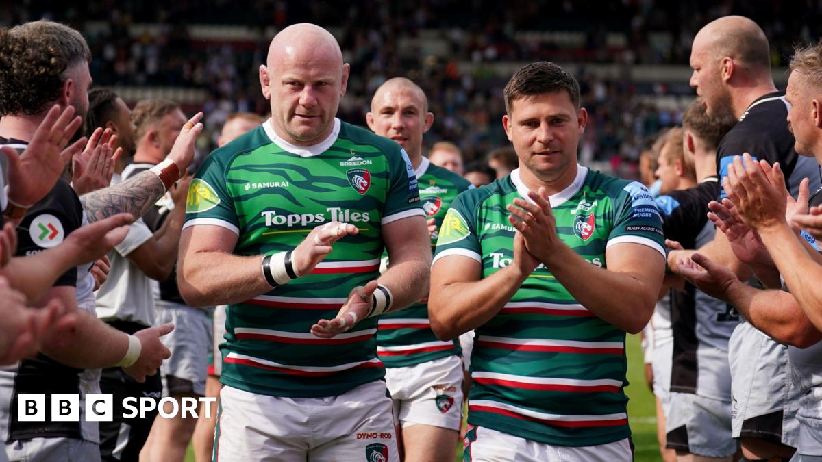 Leicester Tigers' Dan Cole (left) and Ben Youngs are given a guard of honour