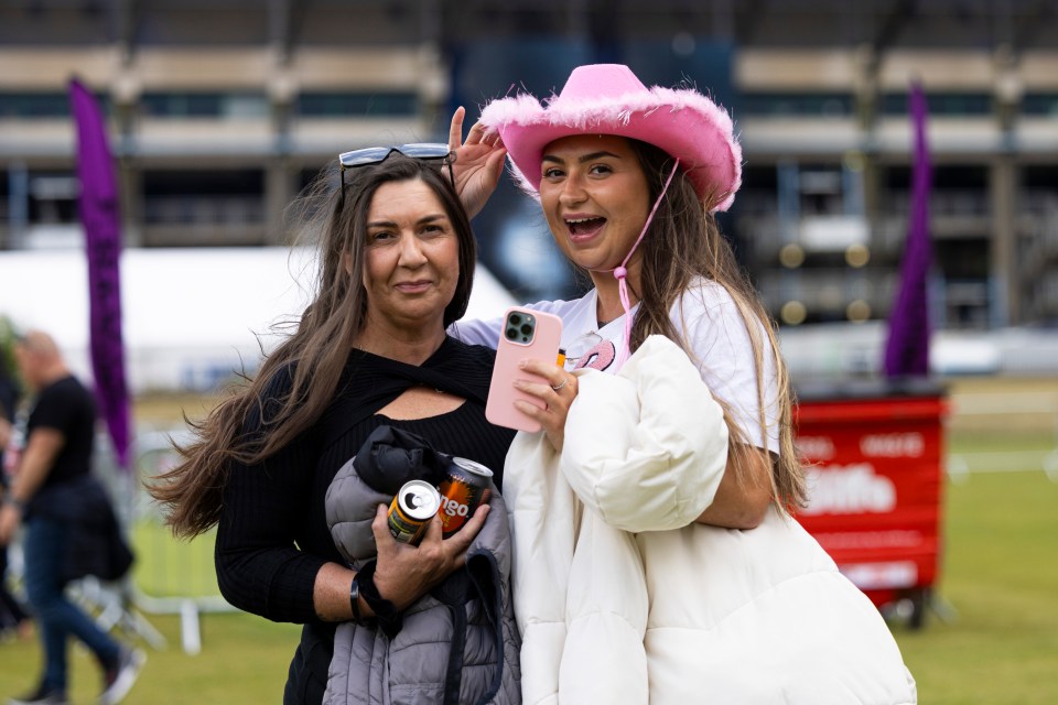 A mother and daughter at a Robbie Williams concert.