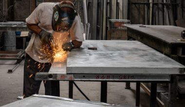 US Job Growth Is Seen Moderating on Shifting Trade Policy