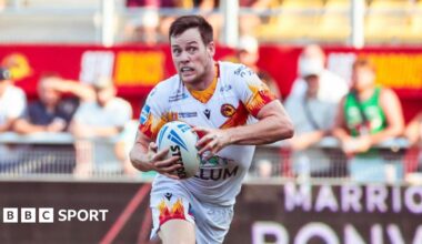 Jack Draper points to the home fans at Queen's