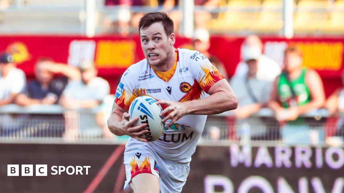 Jack Draper points to the home fans at Queen's