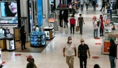 US consumers pulling back spending; inflation slowing for now