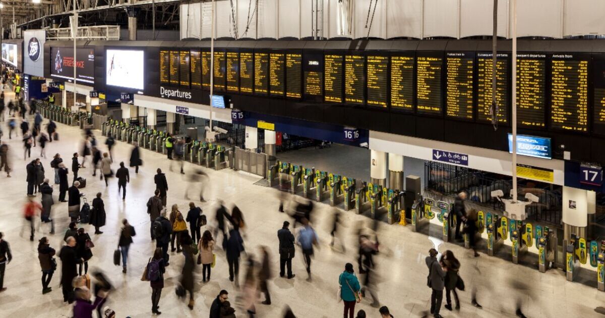 Waterloo Station LIVE: Commuter chaos as major London Tube station eva | UK | News