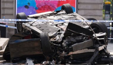 Central London chaos as car ploughs into iconic fountain | UK | News