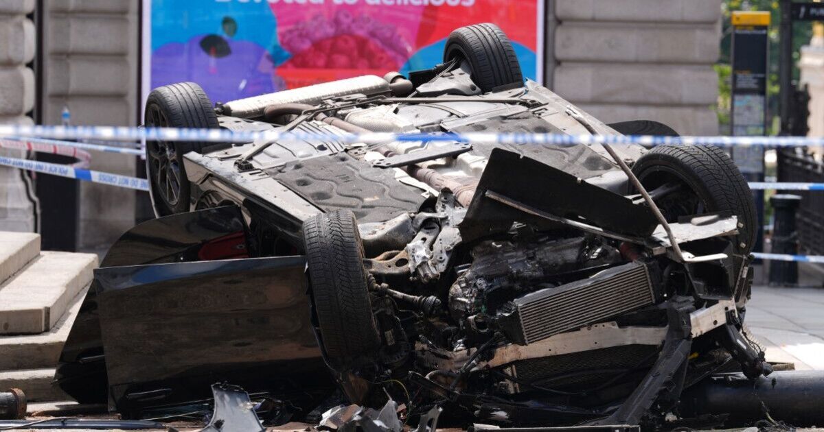 Central London chaos as car ploughs into iconic fountain | UK | News