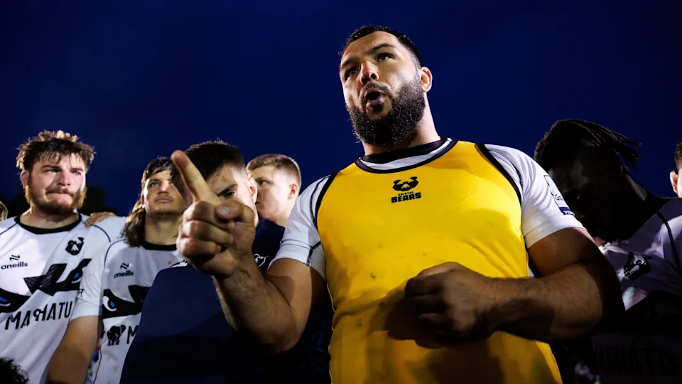 Bristol Bears player Ellis Genge stands with one arm raised as he gives a team talk after the Premiership defeat against Bath at the Rec