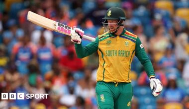 South Africa's Heinrich Klaasen raising his bat for a half-century