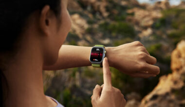 Image of a woman pressing a button on the side of the Huawei Watch Fit Pro 4 smartwatch