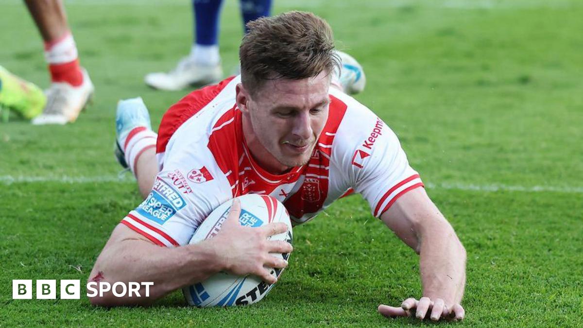 Jack Draper points to the home fans at Queen's