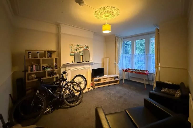 The lounge has a bay window and feature ceiling rose.
