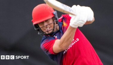 Jack Draper points to the home fans at Queen's