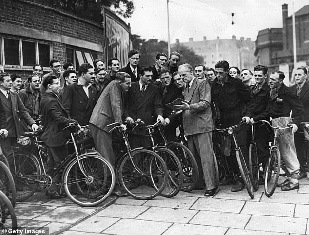 Pictured: prospective taxi drivers on bicycles learn The Knowledge at a school in Kennington in 1947