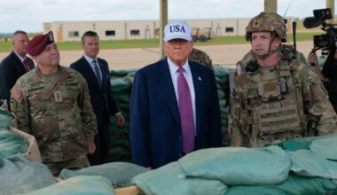 Trump returns to Confederate base names