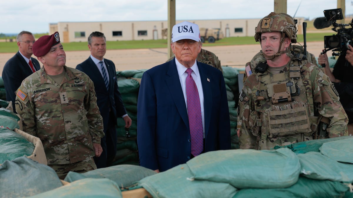 Trump returns to Confederate base names