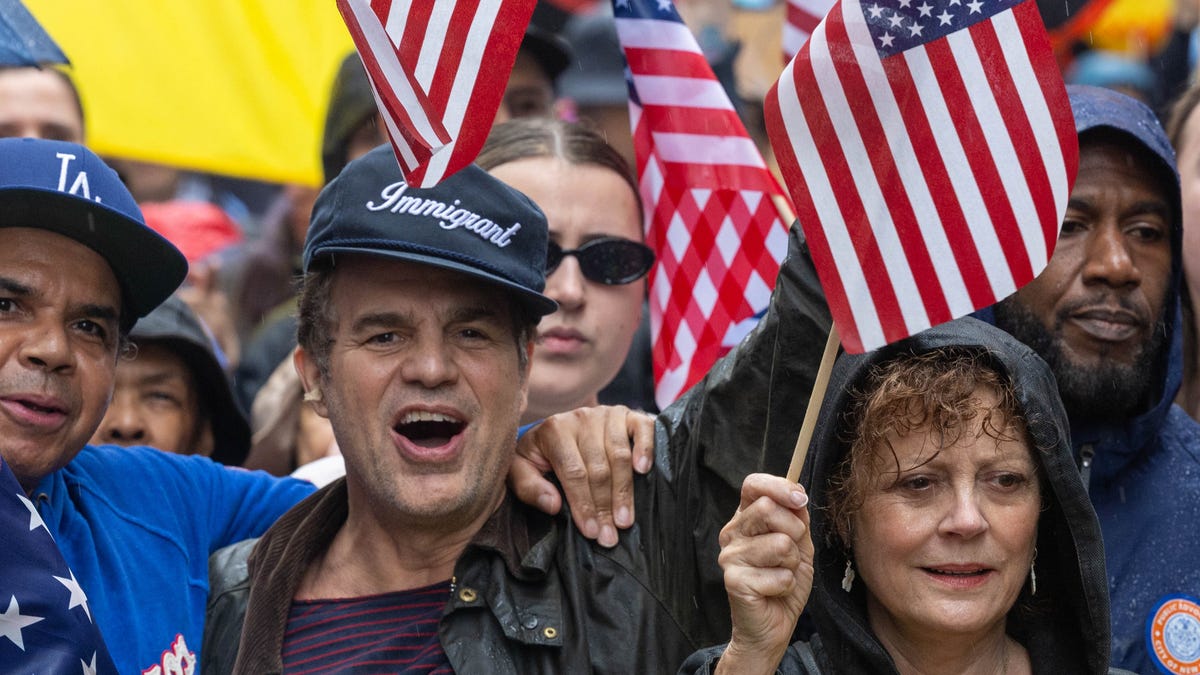 Mark Ruffalo, Jimmy Kimmel, more demonstrate