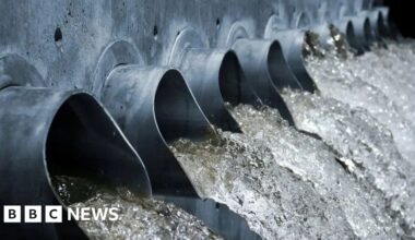 Stormont should avoid 'dysfunctional' water funding models