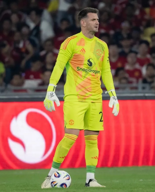 KUALA LUMPUR, MALAYSIA - MAY 28: Tom Heaton of Manchester United in action during the match between Manchester United and ASEAN All Stars at Bukit Jalil National Stadium on May 28, 2025 in Kuala Lumpur, Malaysia. (Photo by Ash Donelon/Manchester United via Getty Images)