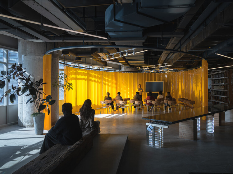 889GLO Art Space / SpActrum - Interior Photography, Lighting, Chair