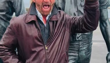 Noel Edmonds, 76, was once again spotted wearing odd shoes as he danced alongside a statute of his doppelgängers the Bee Gees on the Isle of Man on Monday