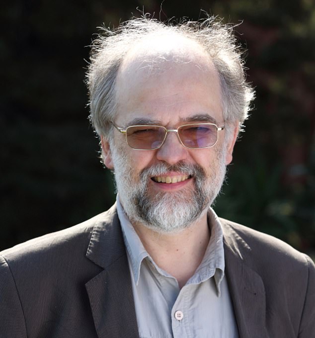 ¿E. coli is very difficult to avoid ¿ we are exposed to it all the time,¿ says Paul Hunter, a professor of medicine at the University of East Anglia and an expert in microbiology