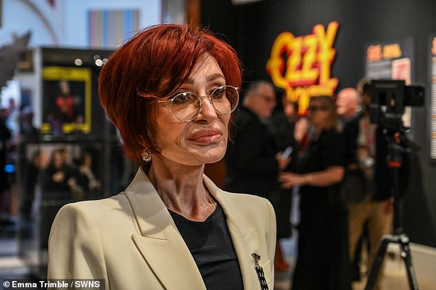 Styling her signature red tresses loose, the star accessorised the ensemble with a pair of round glasses and dazzling drop earrings