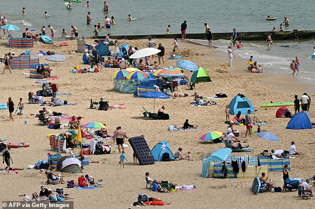 BOURNEMOUTH -- People bask in the 31C heat in southern England today as they flocked to the town's sandy beach