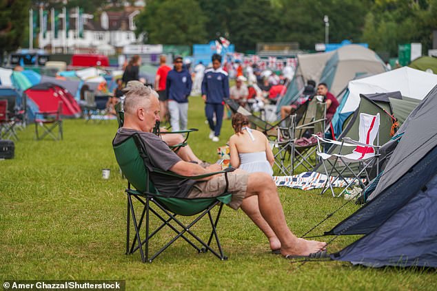 WIMBLEDON -- Tennis fans have been braving the heat today as they sit in the queues in the hopes of getting tickets for tomorrow's opening day at SW19