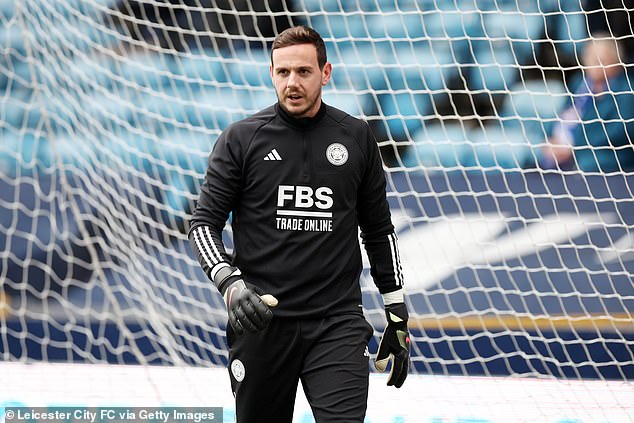 Goalkeeper Danny Ward is set to undergo a medical with Wrexham on Monday