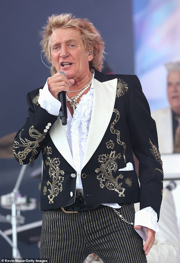 Rod was joined by a trio of veteran superstars during a rousing performance which saw him perform alongside his former Faces bandmate Ronnie Wood, Simply Red's Mick Hucknall and Scottish singer Lulu