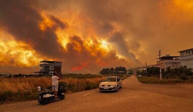 Huge fires broke out in Izmir, Turkey, causing travel chaos for hundreds of passengers