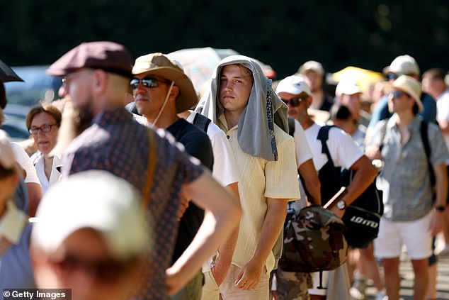 Fans struggle under the rising temperatures in the Wimbledon queue