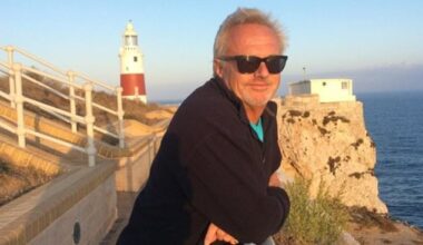 Much loved radio star Simon Marlow has tragically died in hospital after being on air for four decades
