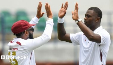 Jack Draper points to the home fans at Queen's