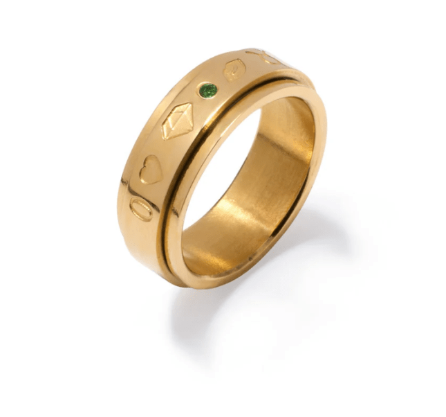 Gold ring that spins with detailling