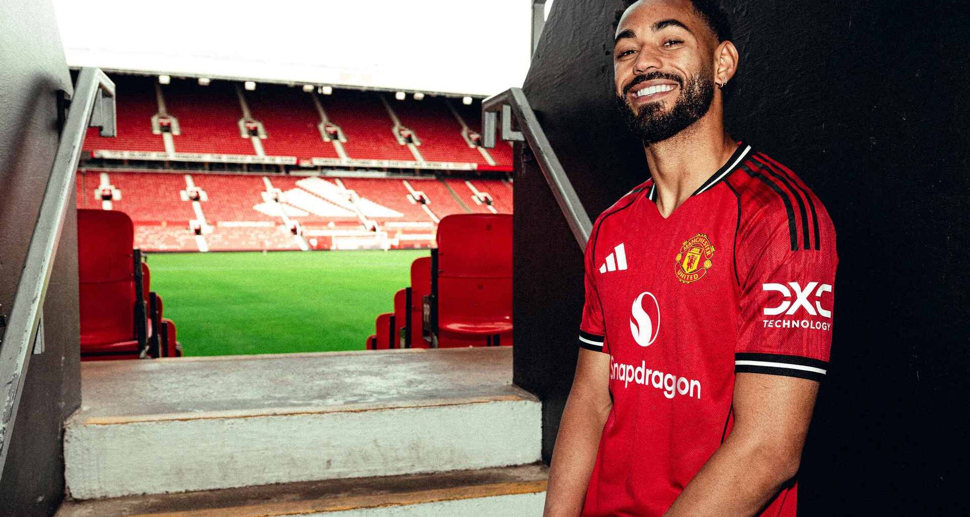 OFFICIAL: Matheus Cunha signs for Manchester United