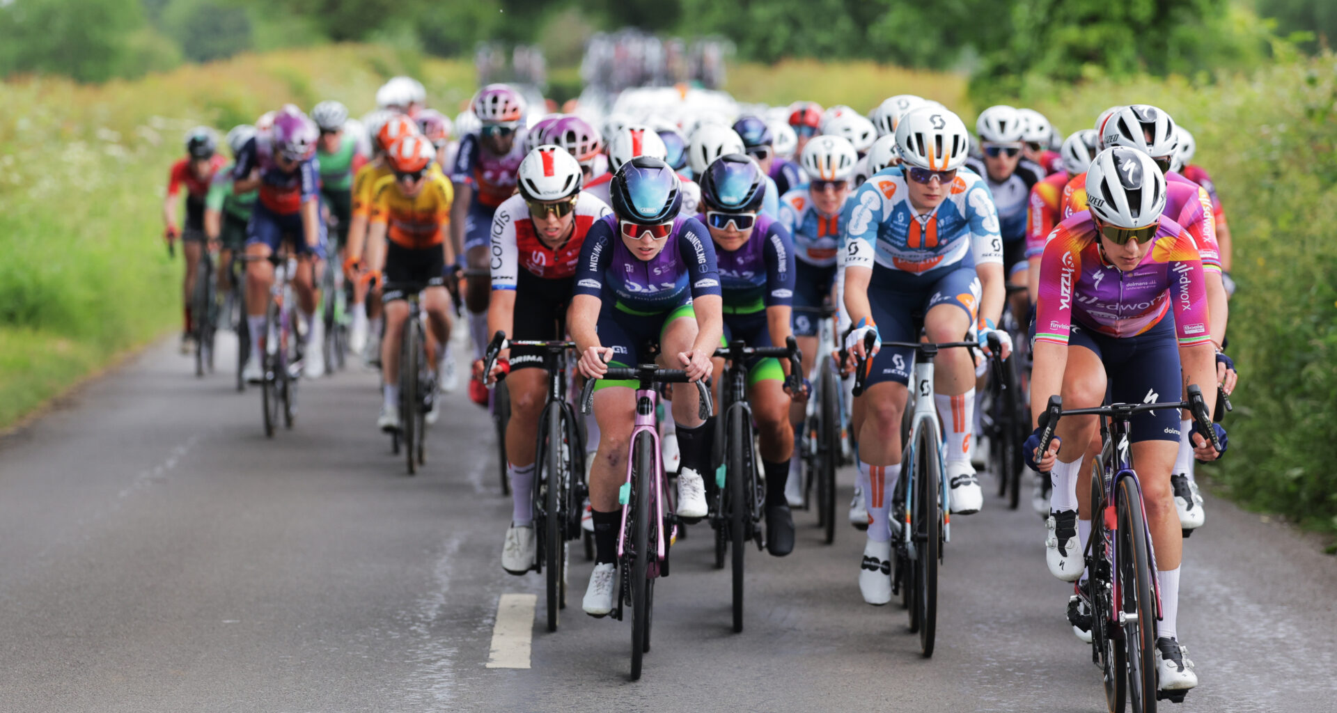 The peloton at the 2024 Tour of Britain Women