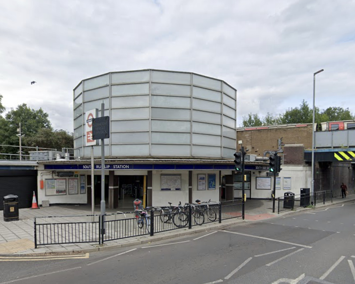 Major disruption for Harrow commuters after train breaks down near South Ruislip